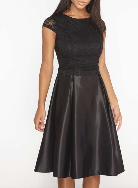 **Luxe Black Lace Prom Dress